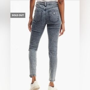 💙Guess Women's Acid-Wash Skinny Jeans in Light Gray